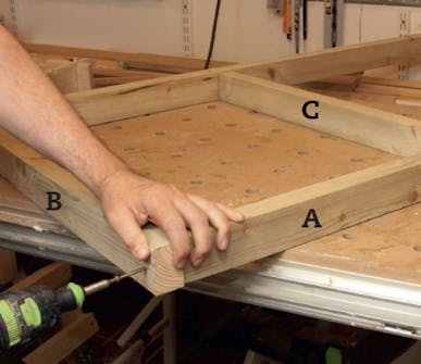 Hundkoja vinterbonad: Skruva ihop bottenramen Hundkoja vinterbonad: Skruva ihop bottenramen